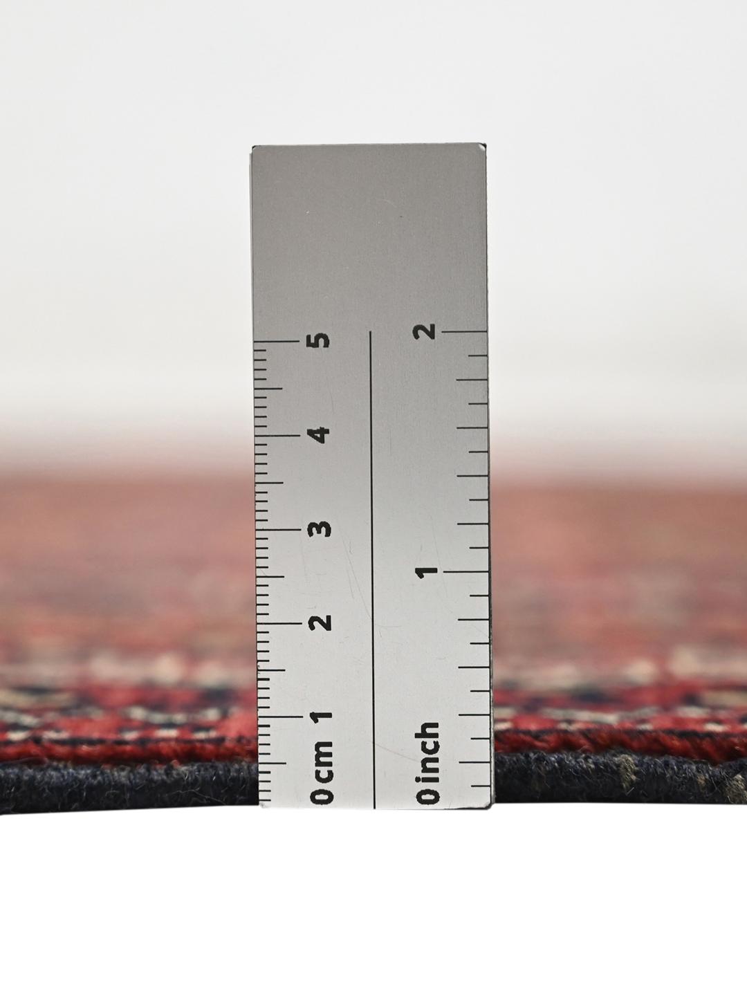 Håndknyttet Kunduz-tæppe fra Afghanistan med et rødt og sort geometrisk mønster