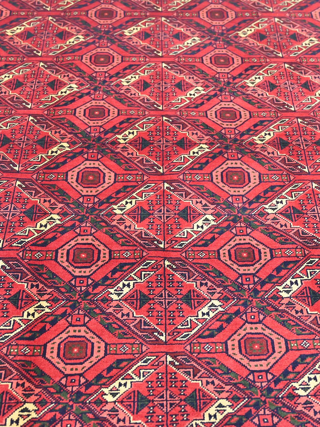 Handgeknoopt rood Afghaans Kunduz vloerkleed met geometrische patronen