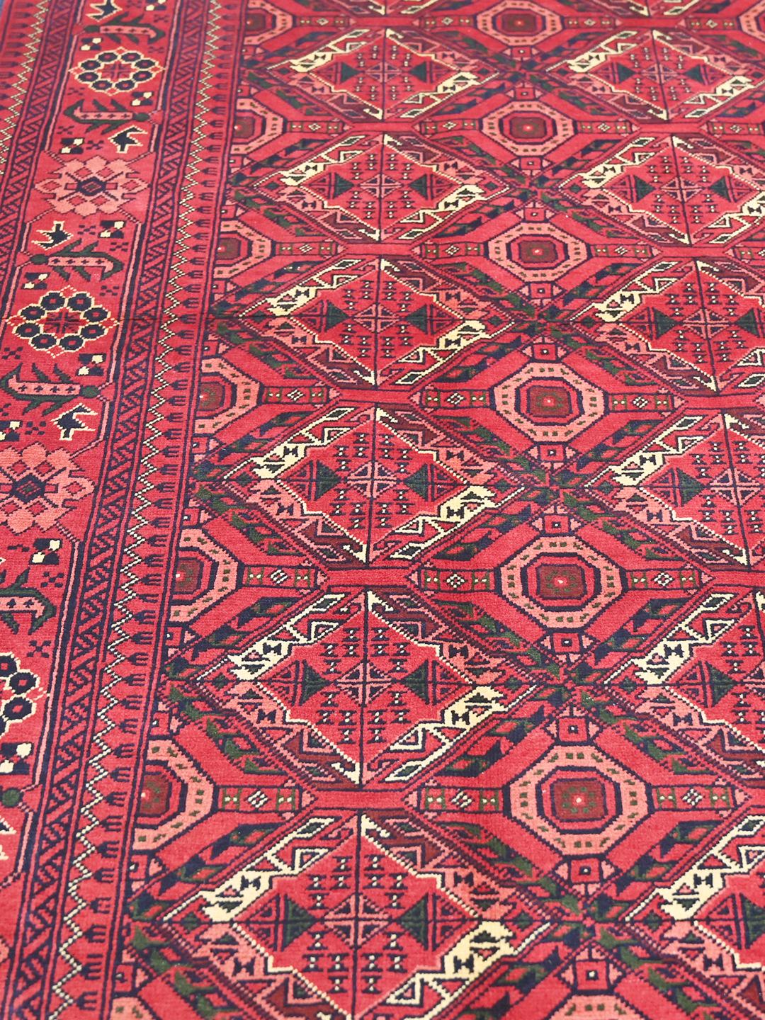 Handgeknoopt rood Afghaans Kunduz vloerkleed met geometrische patronen
