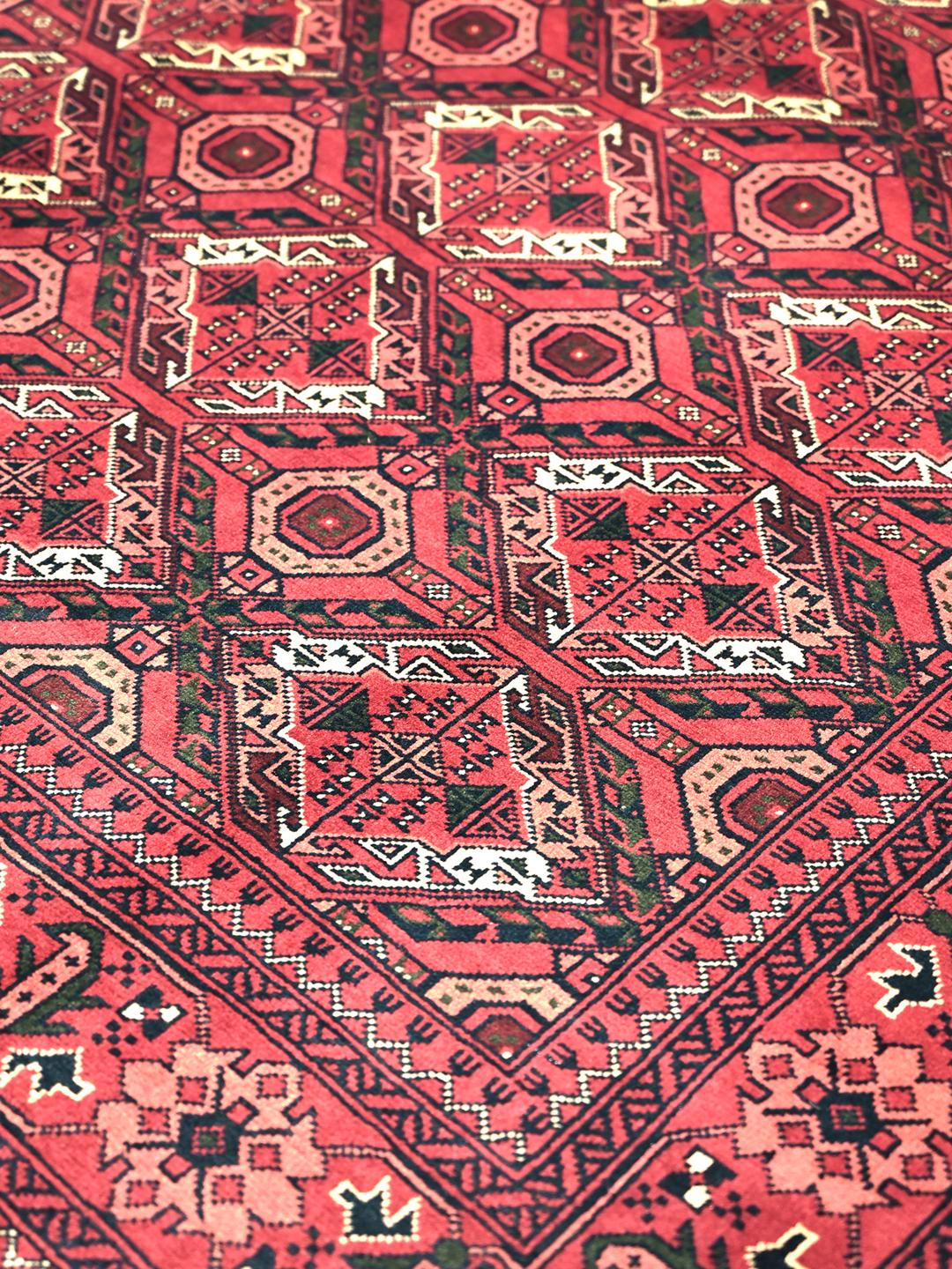 Handgeknoopt rood Afghaans Kunduz vloerkleed met geometrische patronen