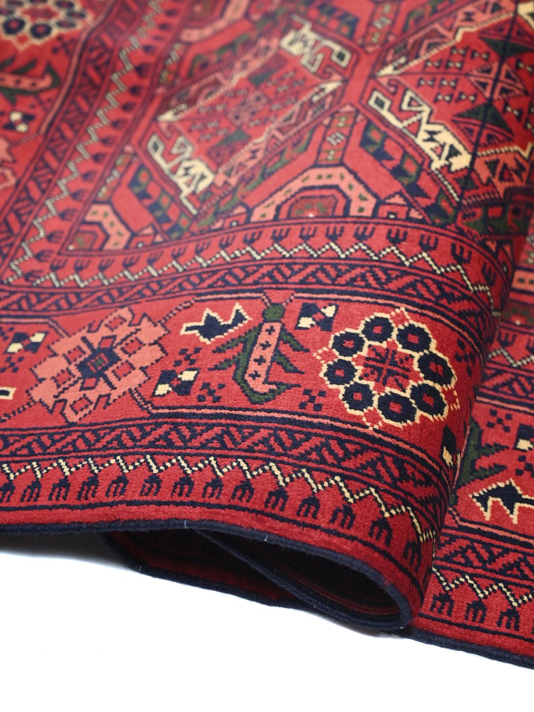 Handgeknoopt rood Afghaans Kunduz vloerkleed met geometrische patronen