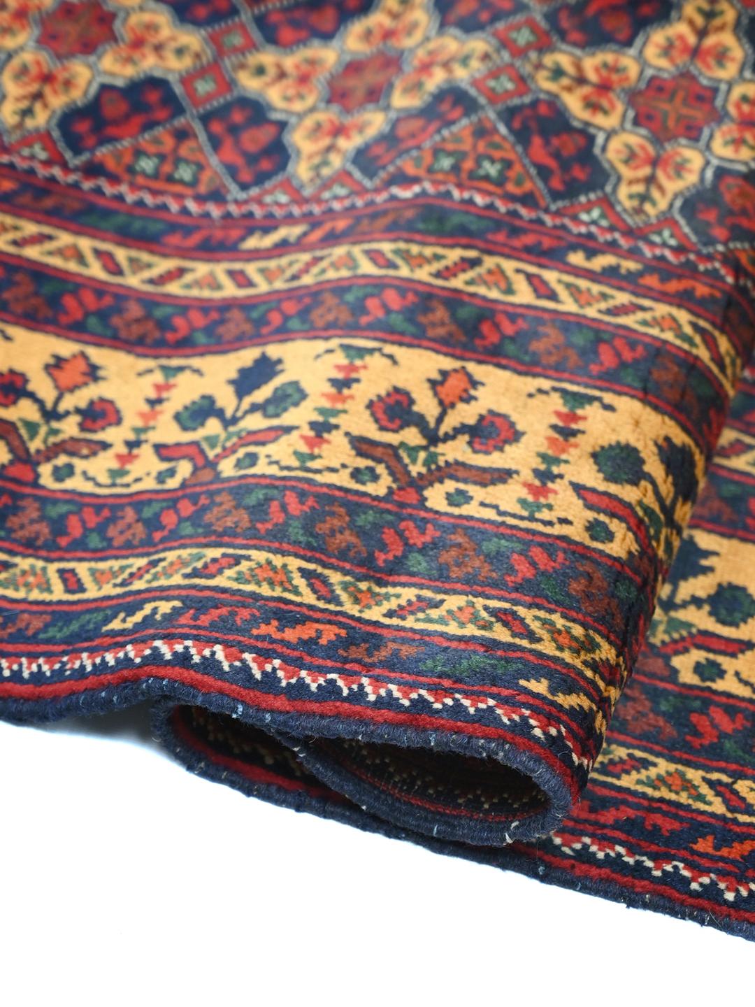 Un tapis Kunduz noué à la main originaire d'Afghanistan avec un motif géométrique rouge et bleu.