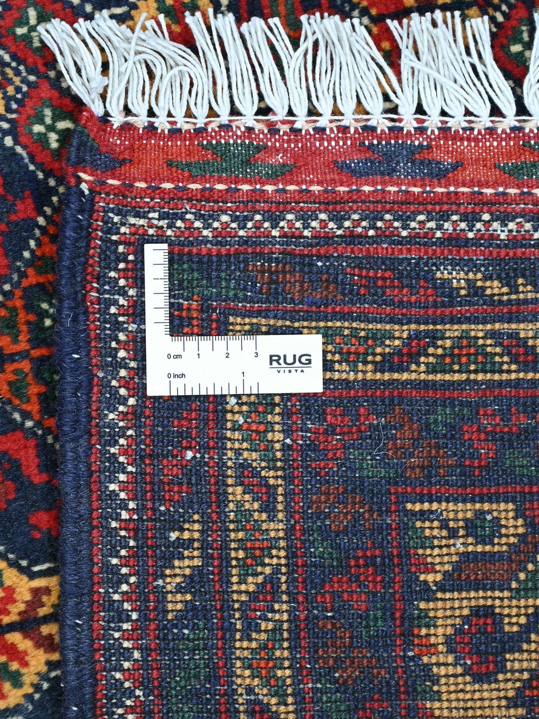 Un tapis Kunduz noué à la main originaire d'Afghanistan avec un motif géométrique rouge et bleu.