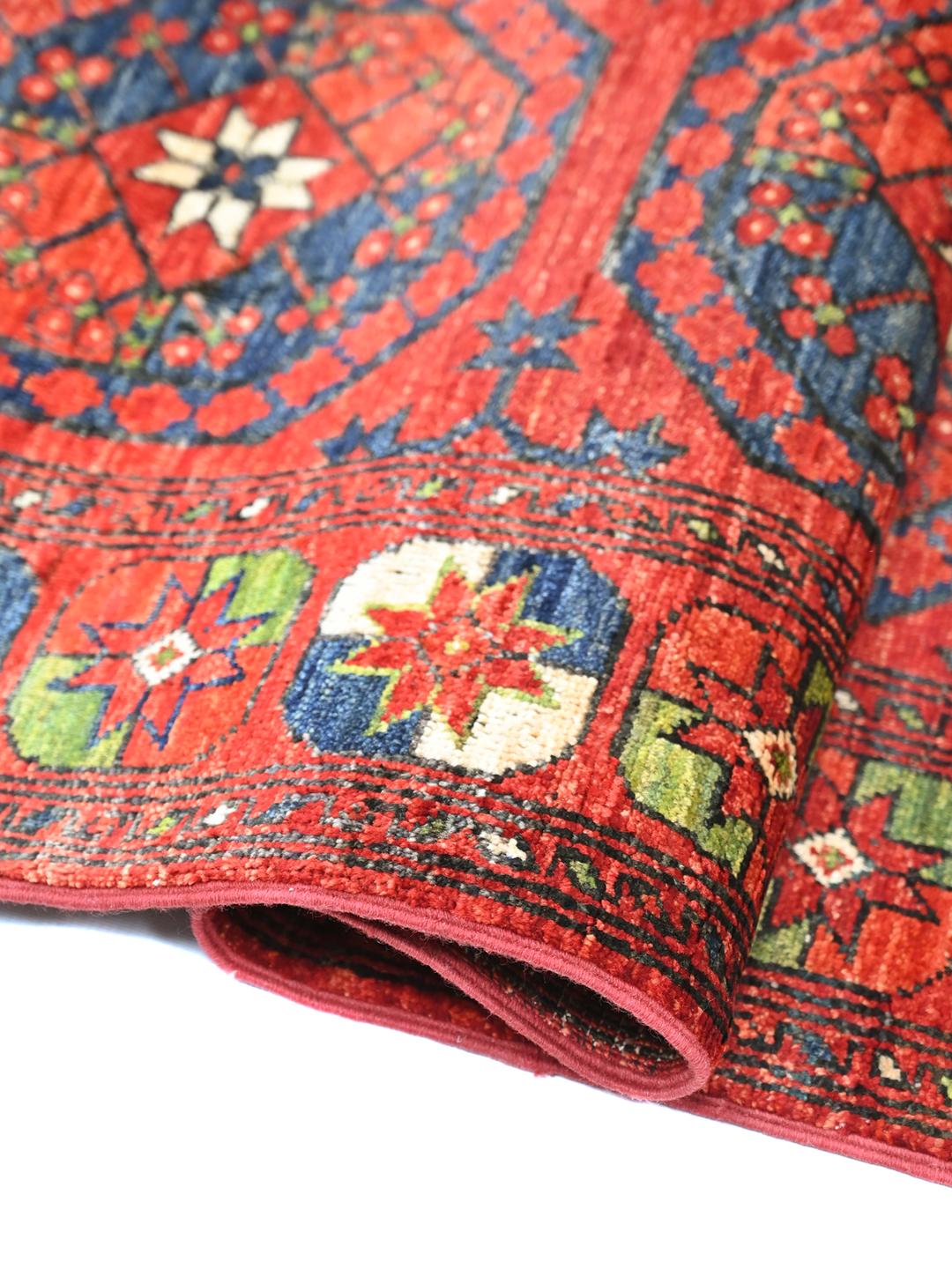 Handgemaakt wollen tapijt uit Afghanistan in het rood