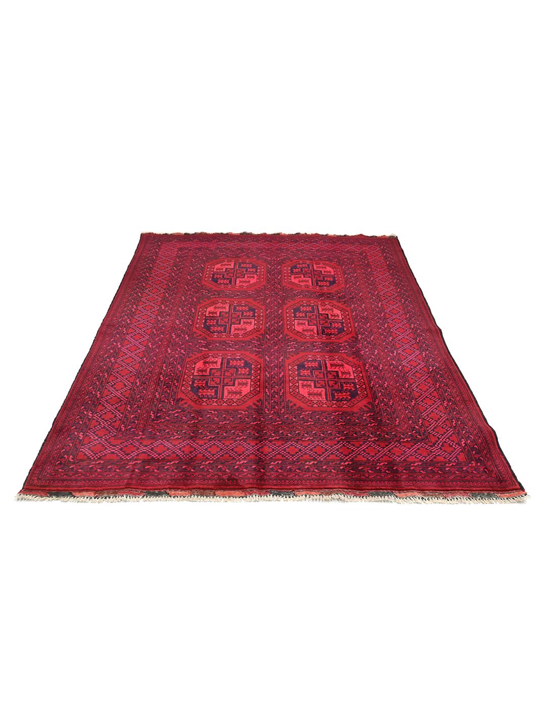 Tapis afghan Kunduz rouge noué à la main avec des motifs géométriques en médaillon.