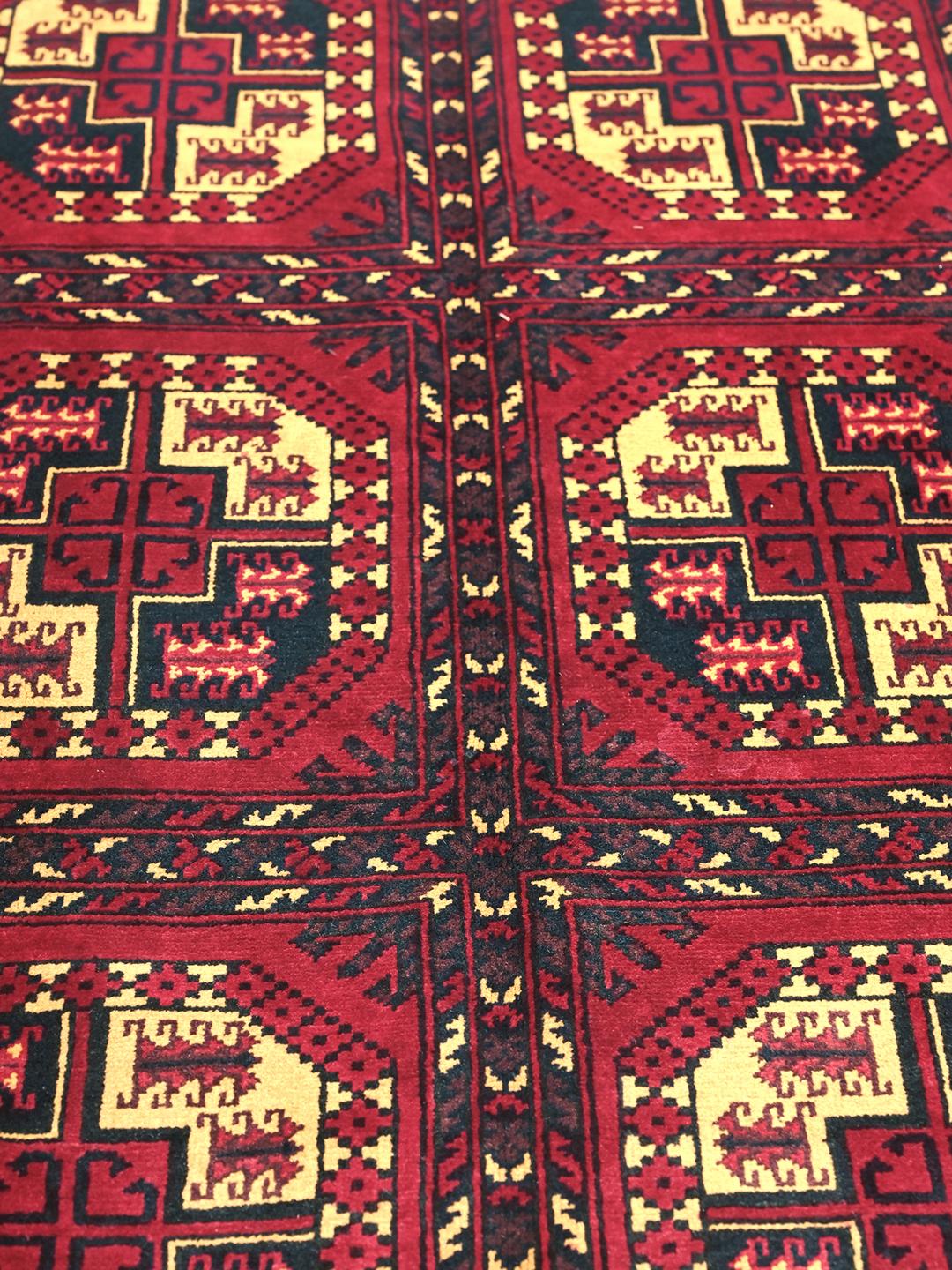 Handgemaakt rood Kunduz-tapijt met geometrische motieven uit Afghanistan