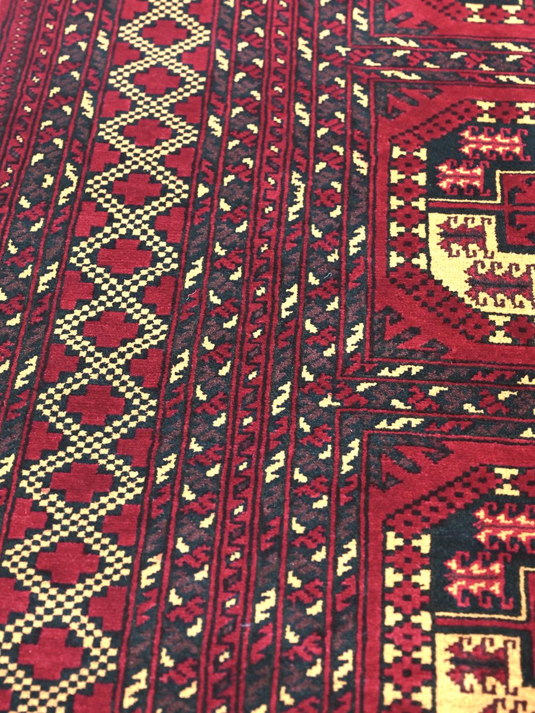 Handgemaakt rood Kunduz-tapijt met geometrische motieven uit Afghanistan