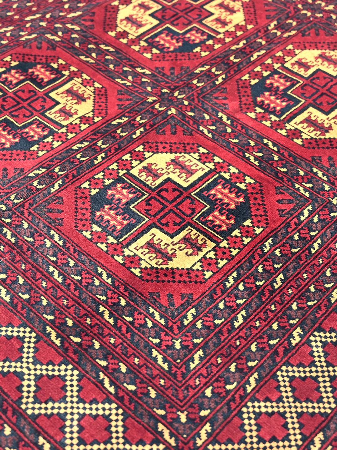Handgemaakt rood Kunduz-tapijt met geometrische motieven uit Afghanistan