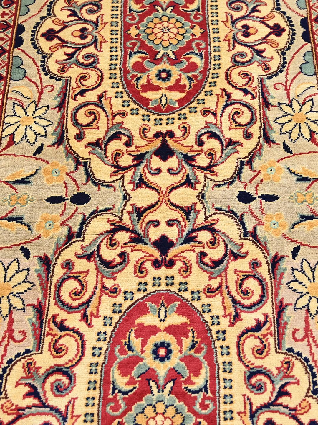 Tapis couloir afghan fait main en beige avec des motifs detailles