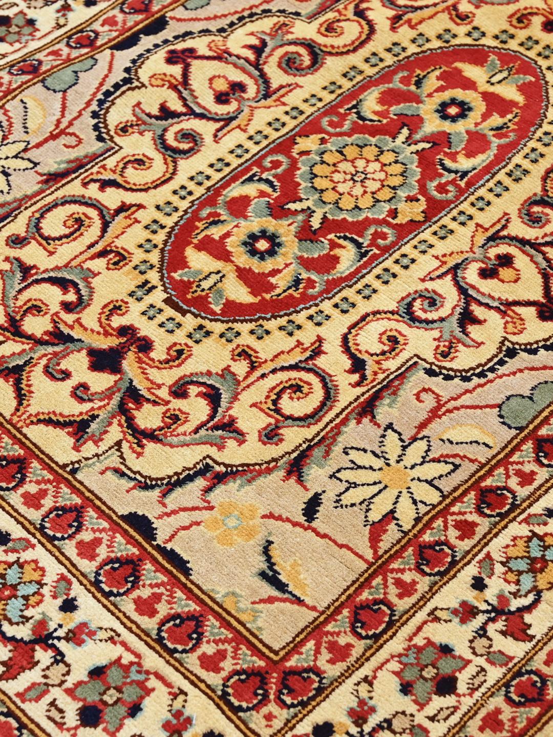 Tapis couloir afghan fait main en beige avec des motifs detailles