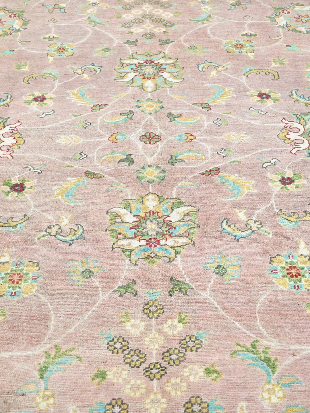Tapis en laine noué main d'Afghanistan en rose clair et crème avec des détails floraux