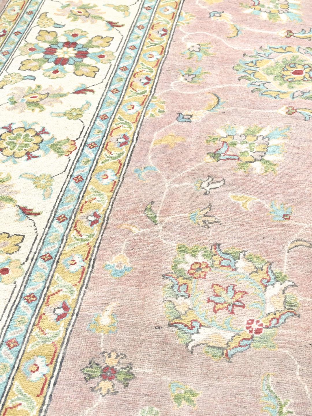 Tapis en laine noué main d'Afghanistan en rose clair et crème avec des détails floraux