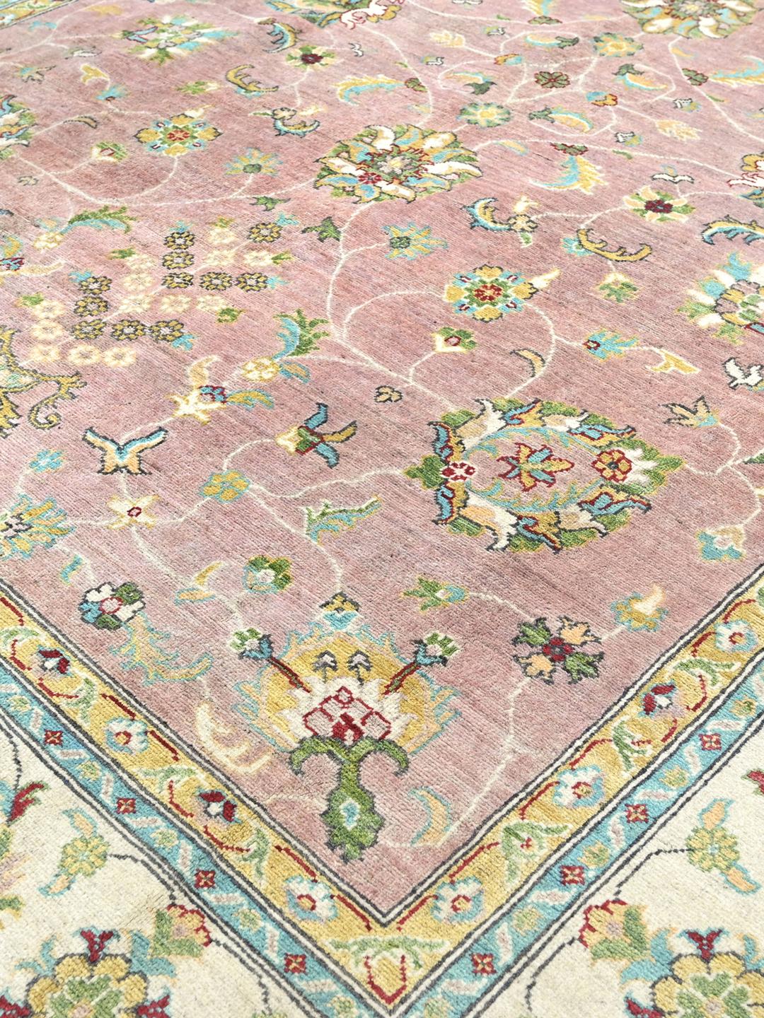 Tapis en laine noué main d'Afghanistan en rose clair et crème avec des détails floraux