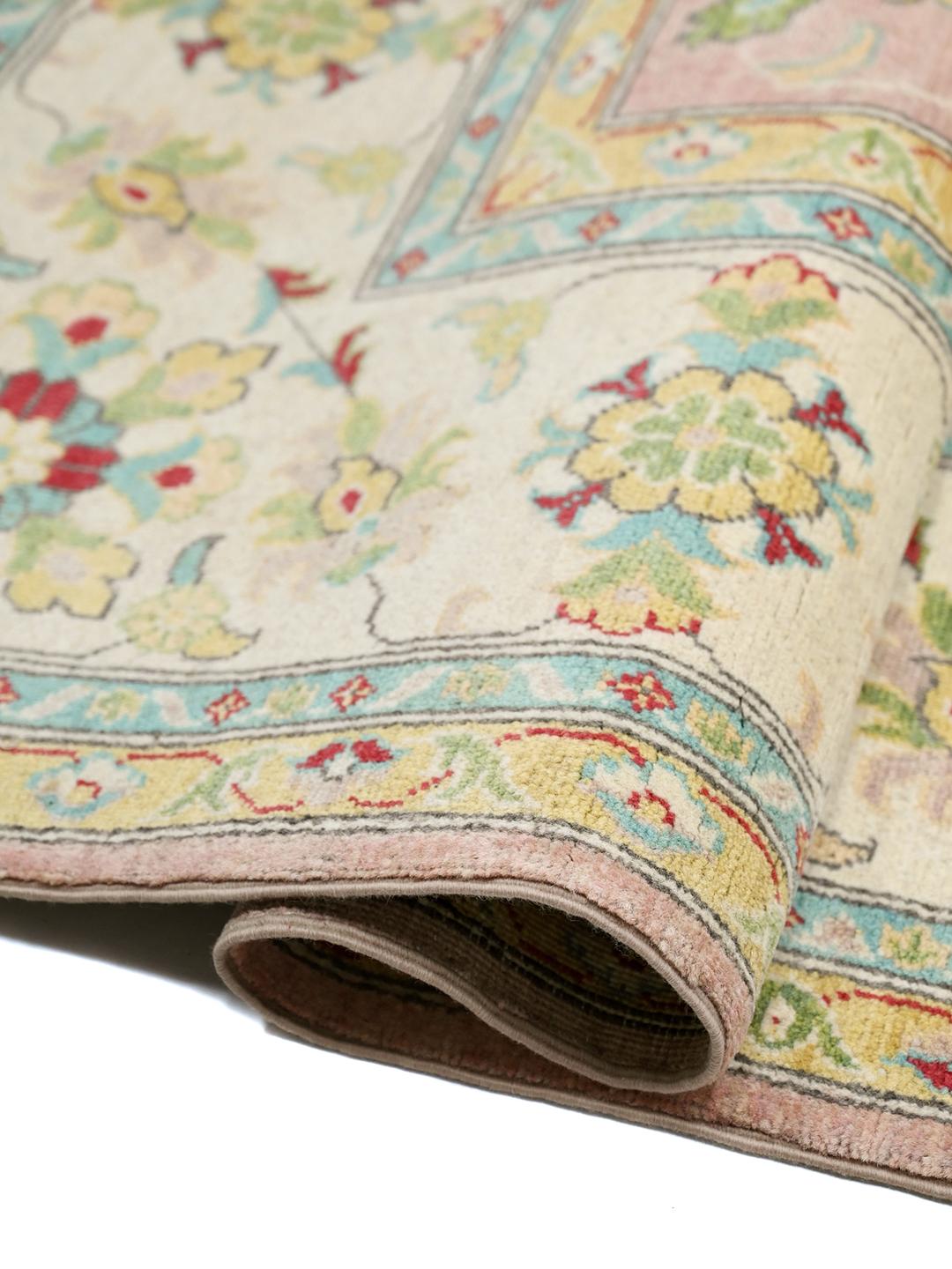 Tapis en laine noué main d'Afghanistan en rose clair et crème avec des détails floraux