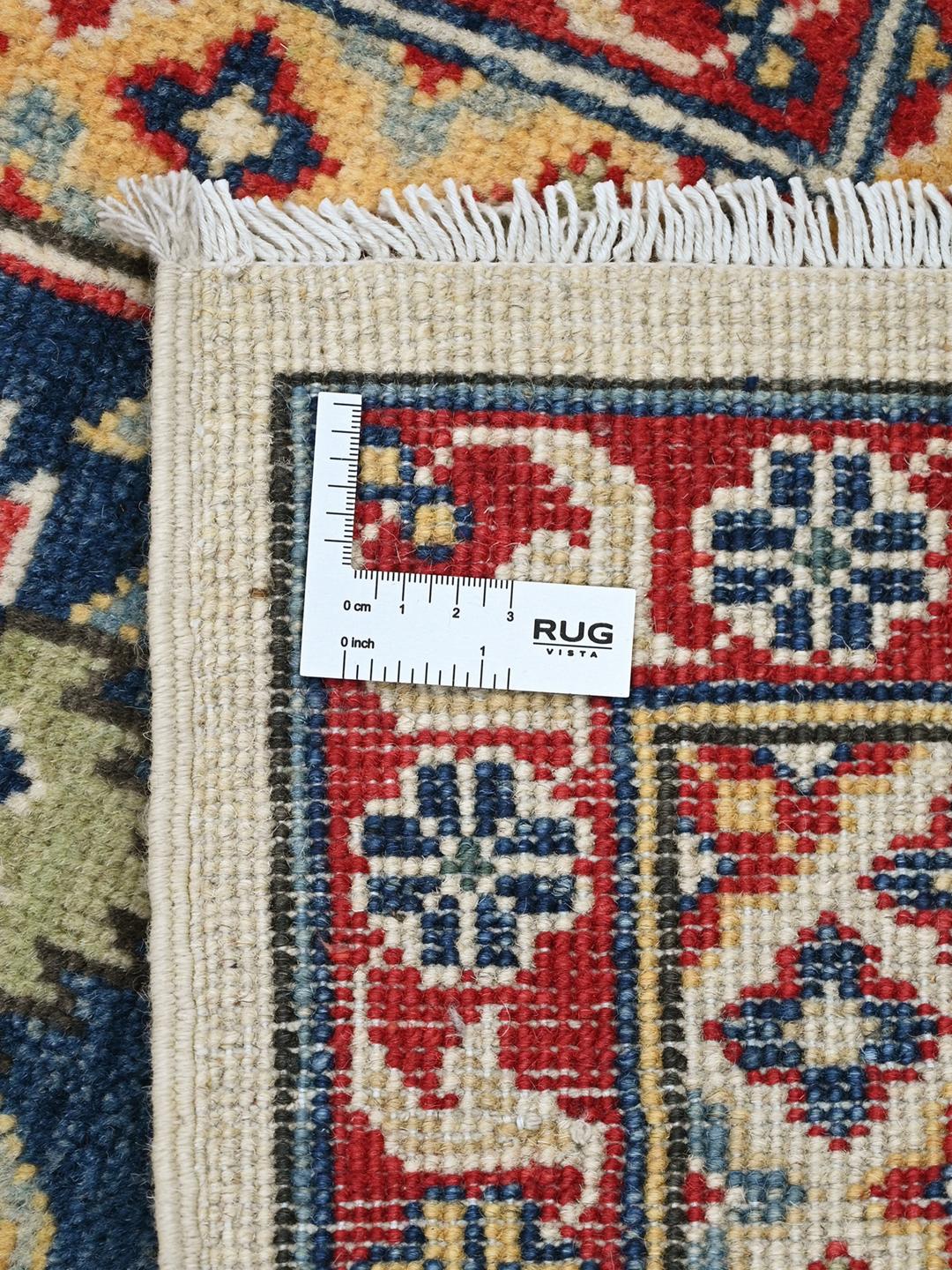 Ręcznie tkany dywan Kazak z Afganistanu z beżowym tłem i niebieskimi obramowaniami