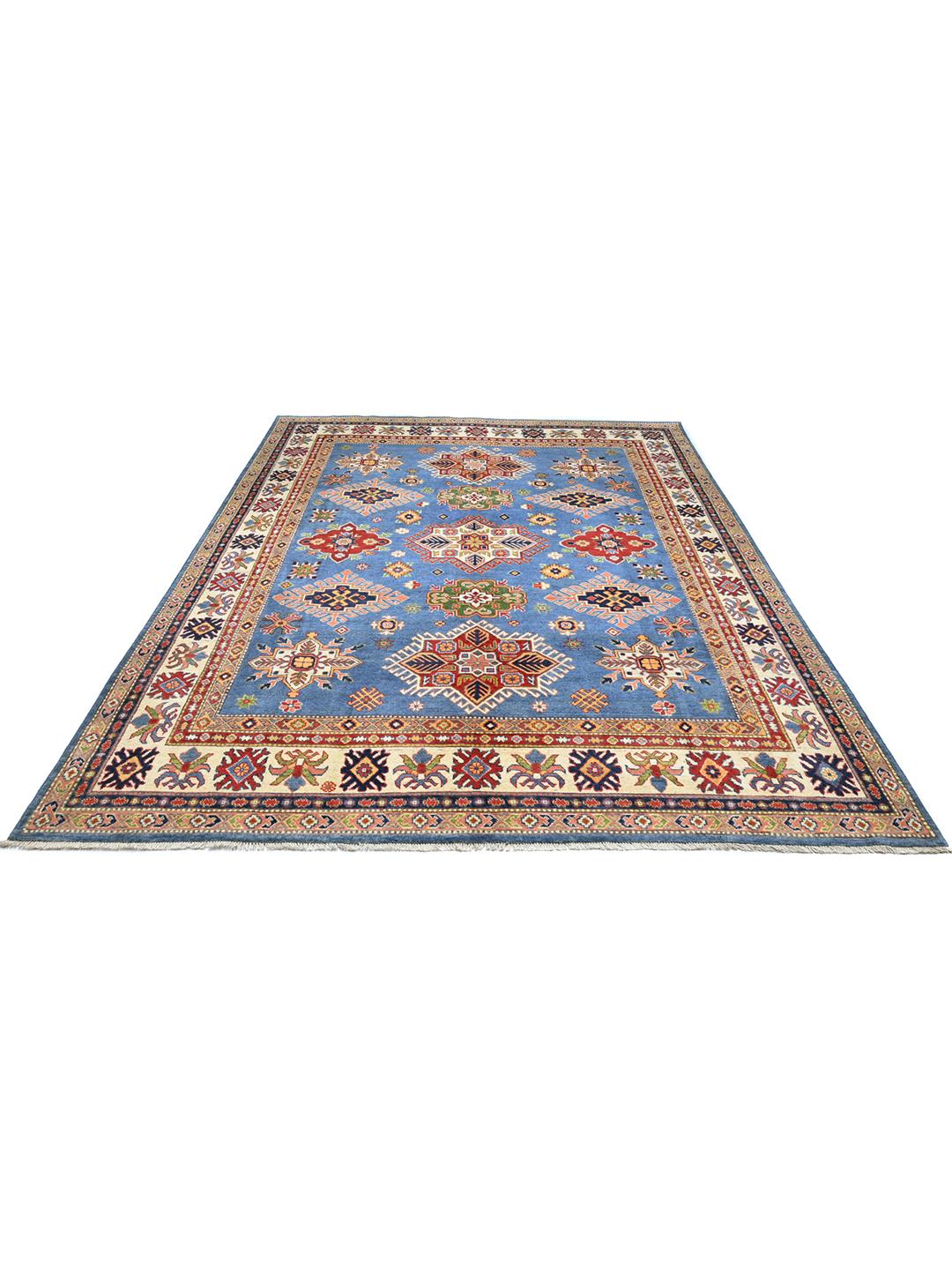 Una alfombra Kazak azul anudada a mano con medallones geométricos e intrincados bordes de Afganistán.