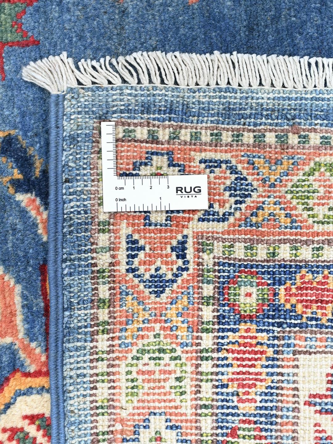 Una alfombra Kazak azul anudada a mano con medallones geométricos e intrincados bordes de Afganistán.