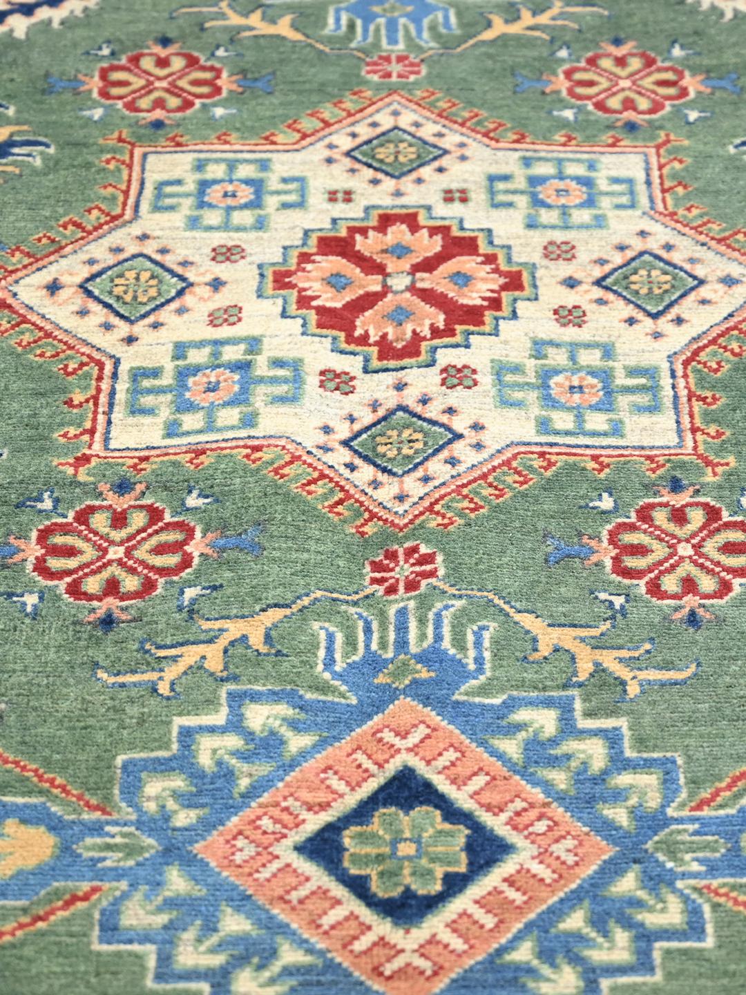 Covor Kazak Fine înnodat manual din Afganistan în nuanțe de verde și multicolor