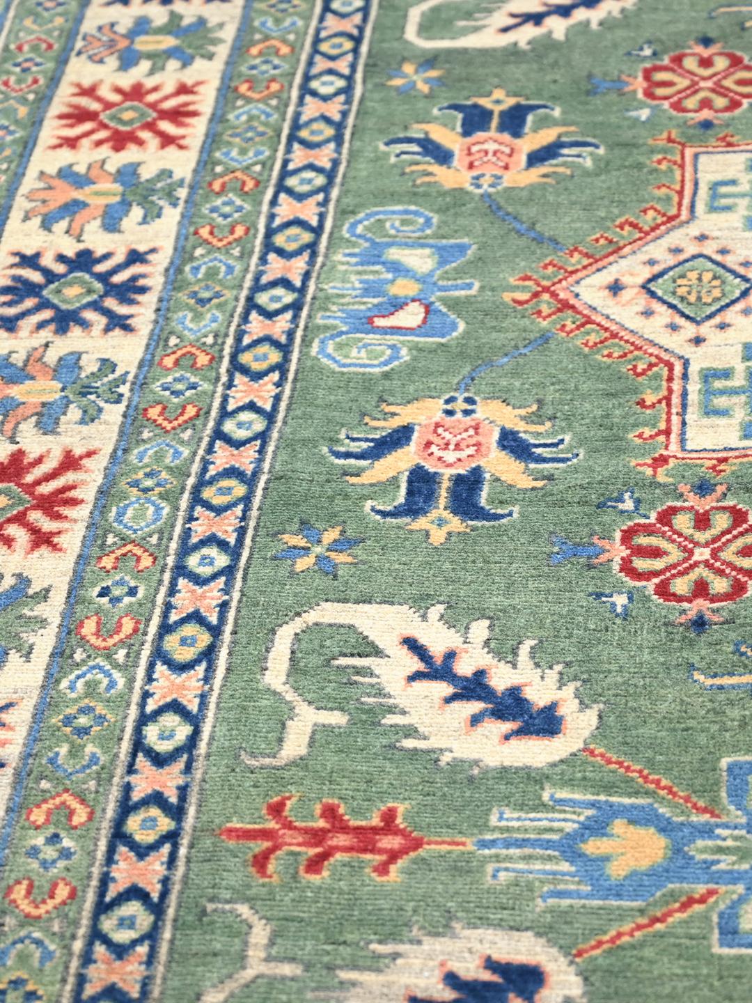 Covor Kazak Fine înnodat manual din Afganistan în nuanțe de verde și multicolor