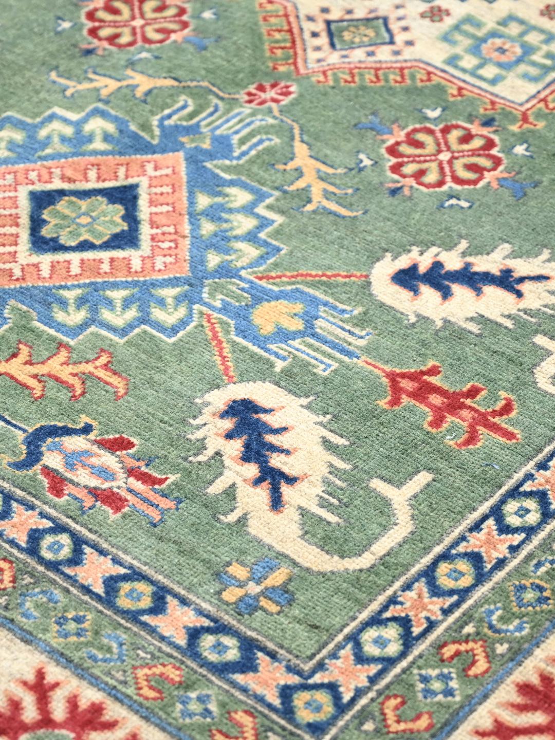 Covor Kazak Fine înnodat manual din Afganistan în nuanțe de verde și multicolor