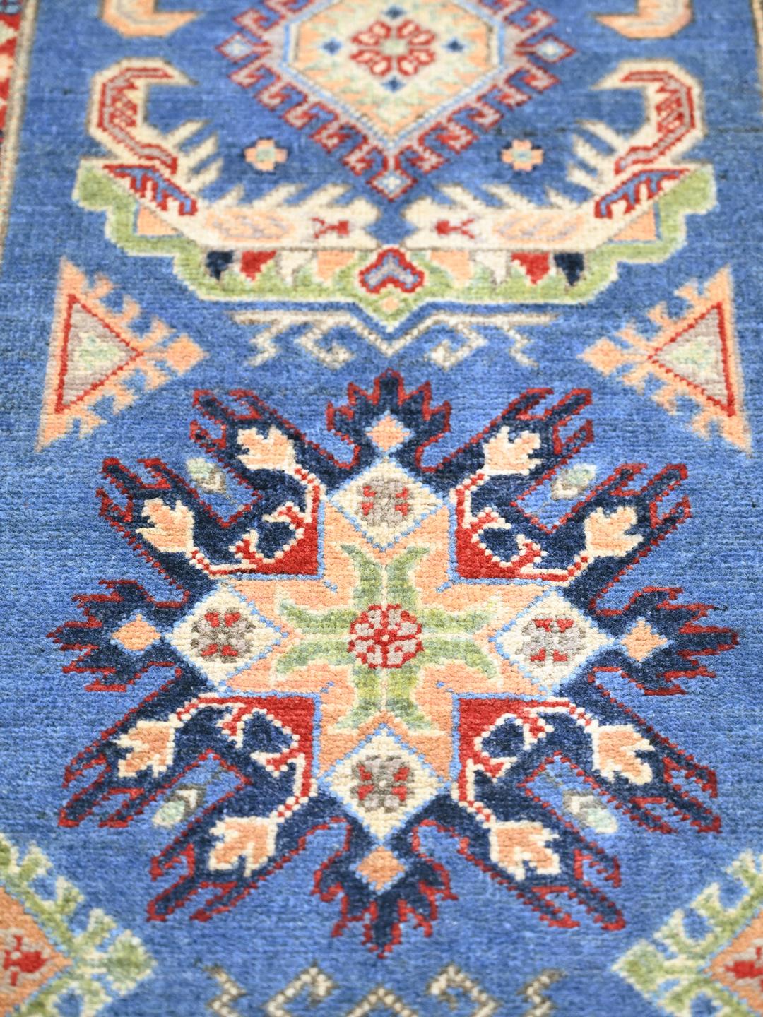 Handgeknoopte Kazak Fine wollen loper uit Afghanistan in blauw en beige