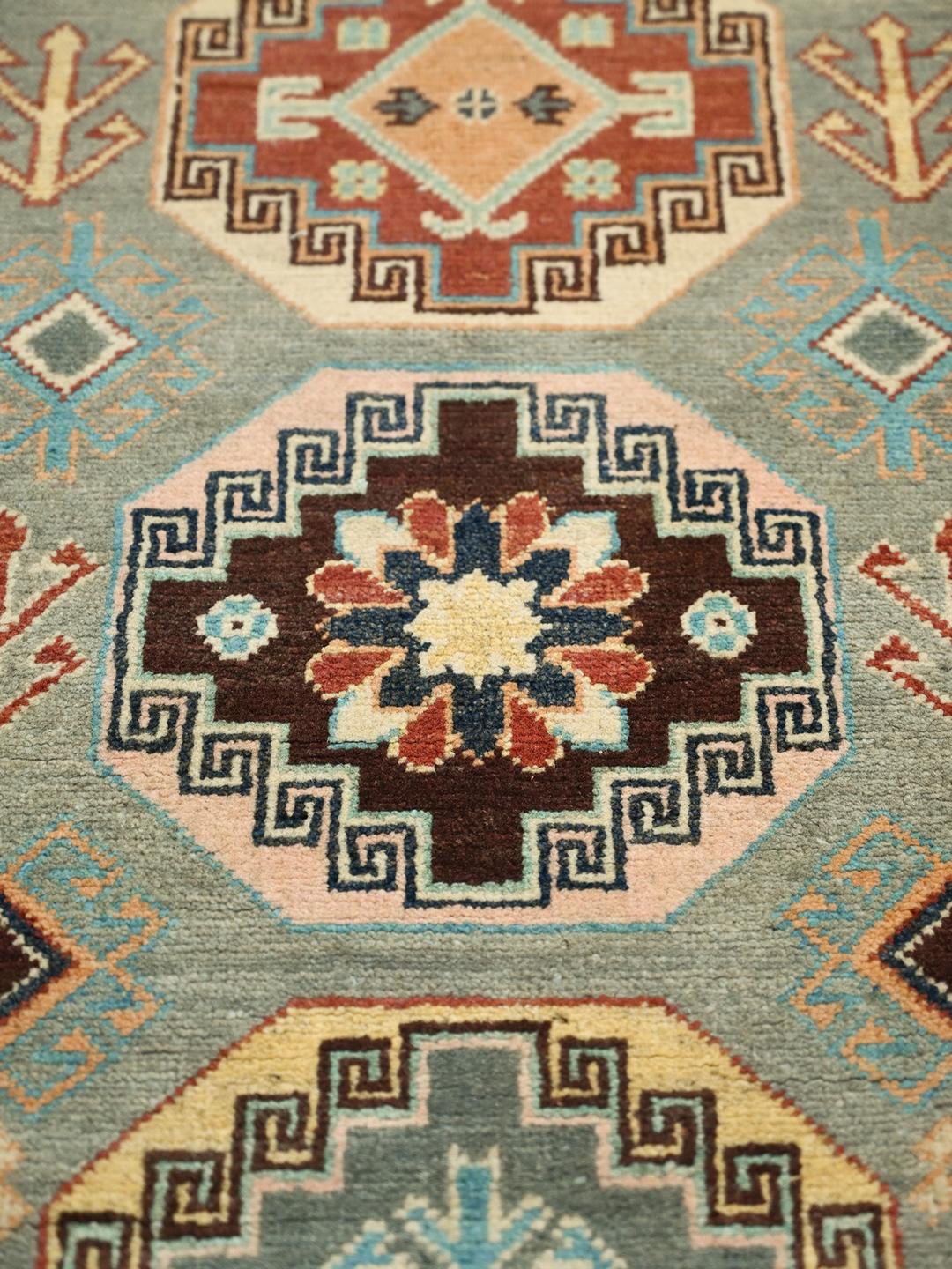 Covor runner Kazak Fine înnodat manual, în nuanțe de verde și multicolor, din Afganistan
