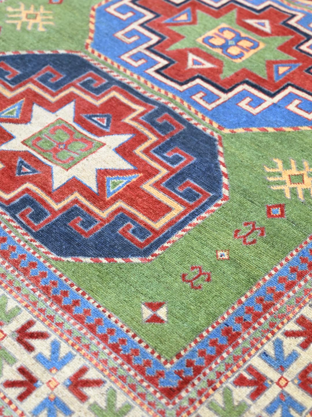 Covor Kazak înnodat manual din Afganistan în culori verzi și multicolore
