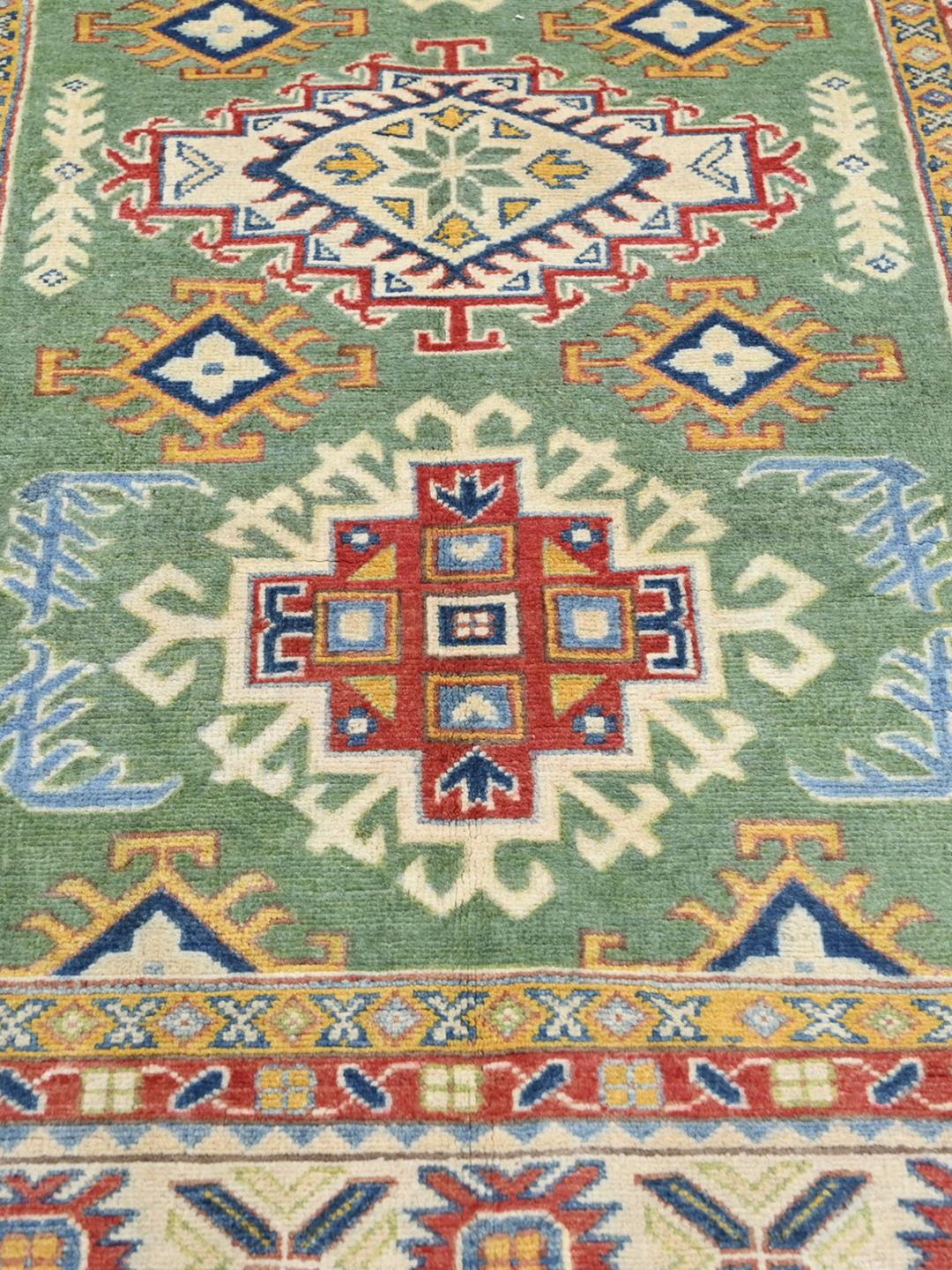 Handgeknüpfter Kazak Fine Teppich aus Afghanistan in Grün und Mehrfarbig