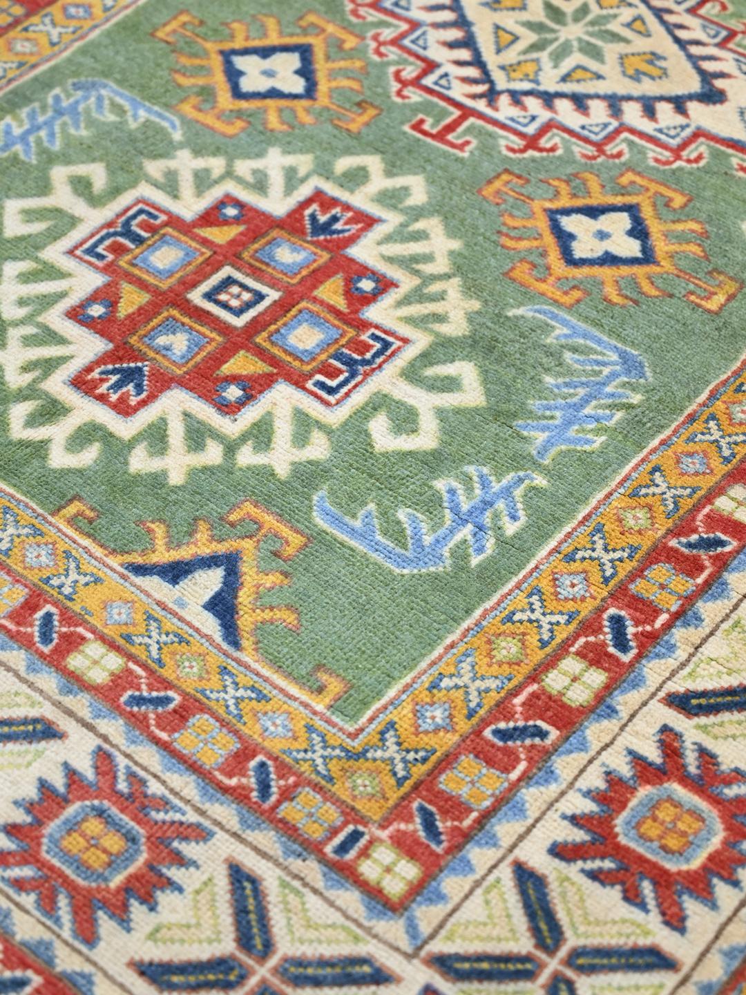 Handgeknüpfter Kazak Fine Teppich aus Afghanistan in Grün und Mehrfarbig