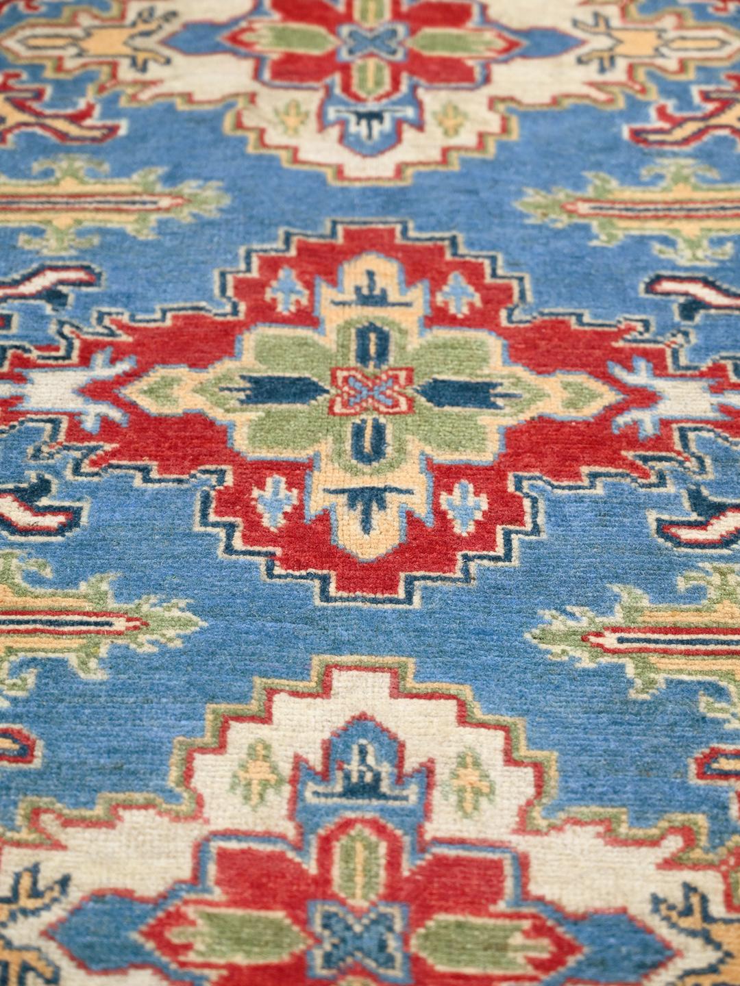 Handgeknoopt Kazak Fine wollen tapijt uit Afghanistan in blauw en meerkleurig