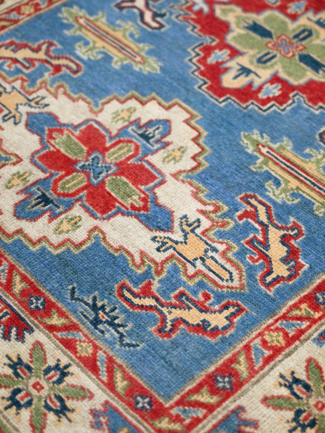 Handgeknoopt Kazak Fine wollen tapijt uit Afghanistan in blauw en meerkleurig