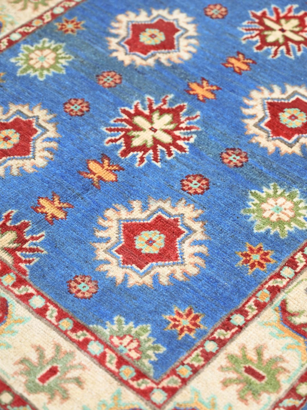 Handgeknoopt Kazak Fine wollen vloerkleed in blauw en rood uit Afghanistan