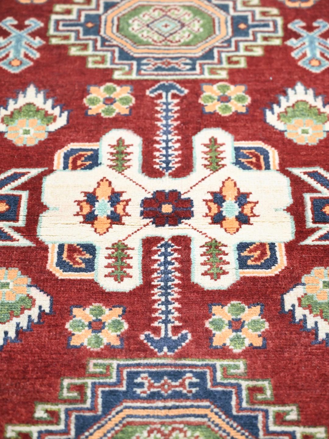 Alfombra Kazak de 100% lana roja y beige anudada a mano procedente de Afganistán