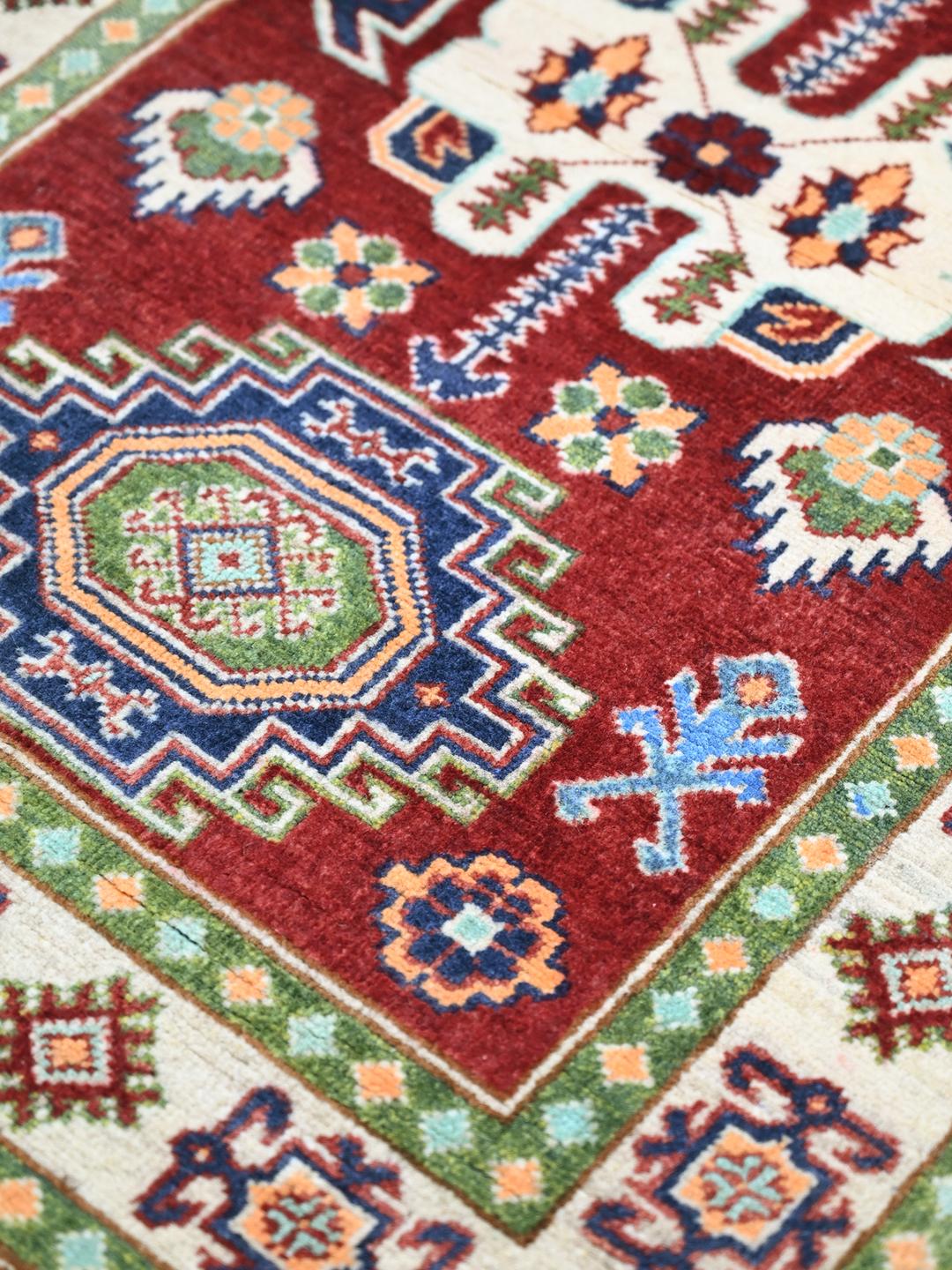 Alfombra Kazak de 100% lana roja y beige anudada a mano procedente de Afganistán
