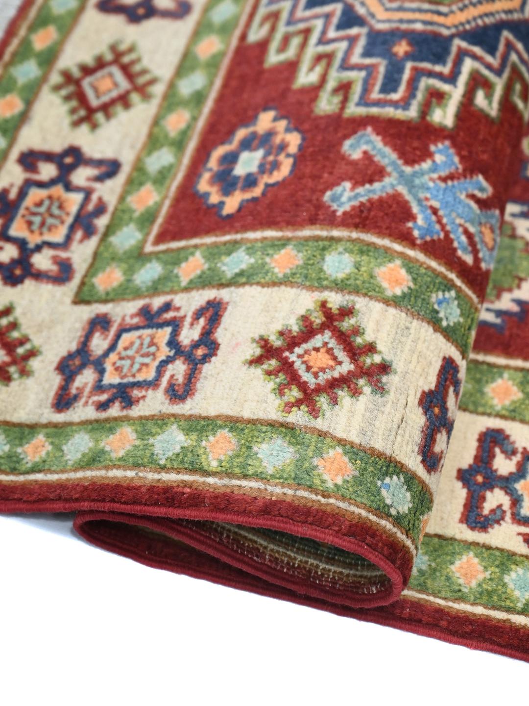 Alfombra Kazak de 100% lana roja y beige anudada a mano procedente de Afganistán