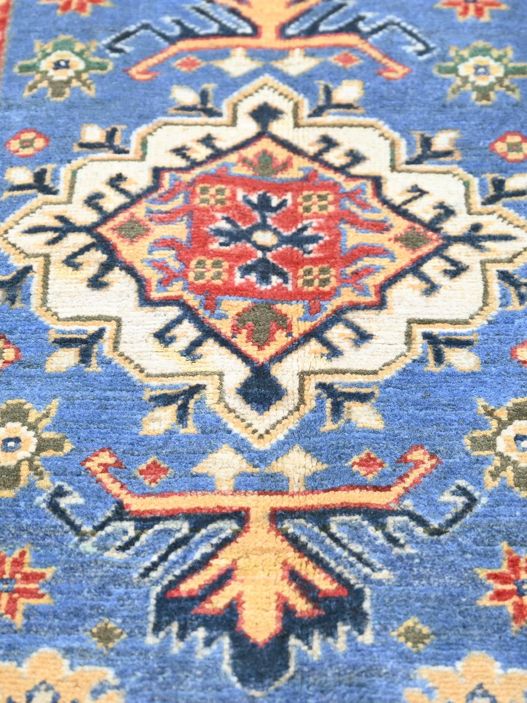 Handgeknoopt Kazak Fine tapijt uit Afghanistan in blauw en meerkleurig
