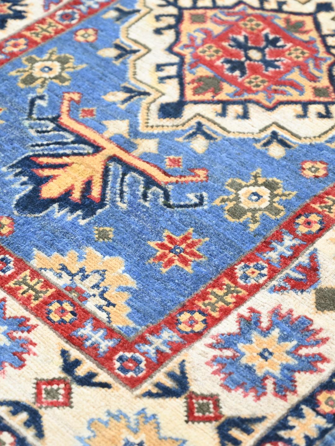 Handgeknoopt Kazak Fine tapijt uit Afghanistan in blauw en meerkleurig