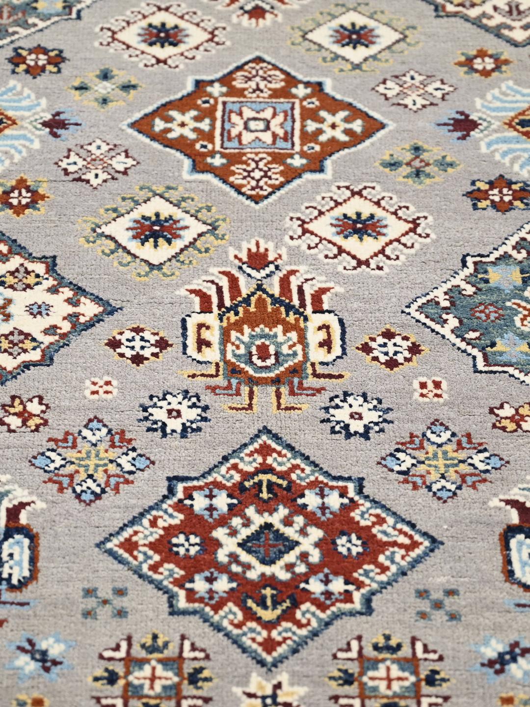 Handgeknüpfter Kazak Fine Teppich aus Afghanistan in Grau und Mehrfarbig