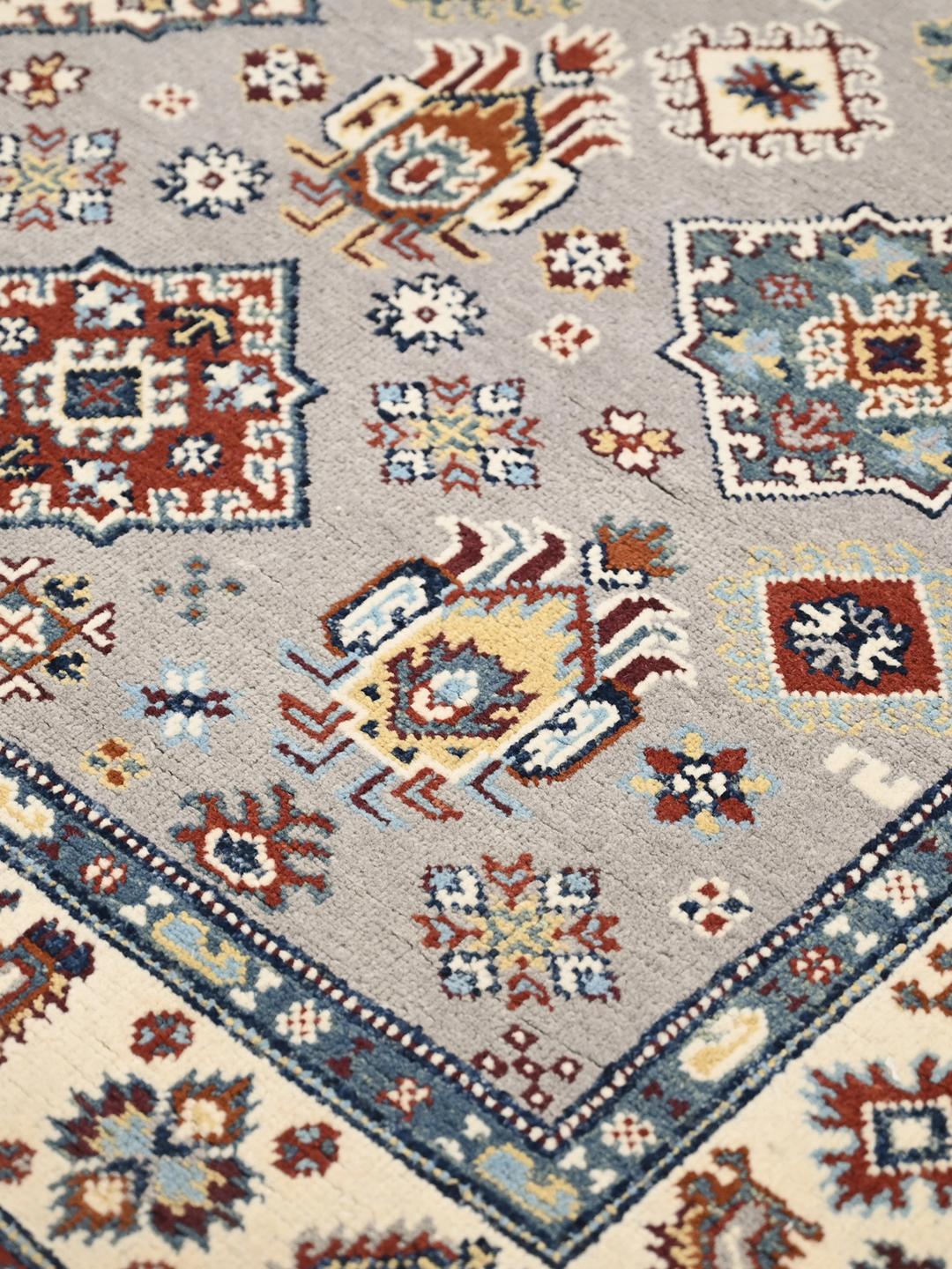 Handgeknüpfter Kazak Fine Teppich aus Afghanistan in Grau und Mehrfarbig