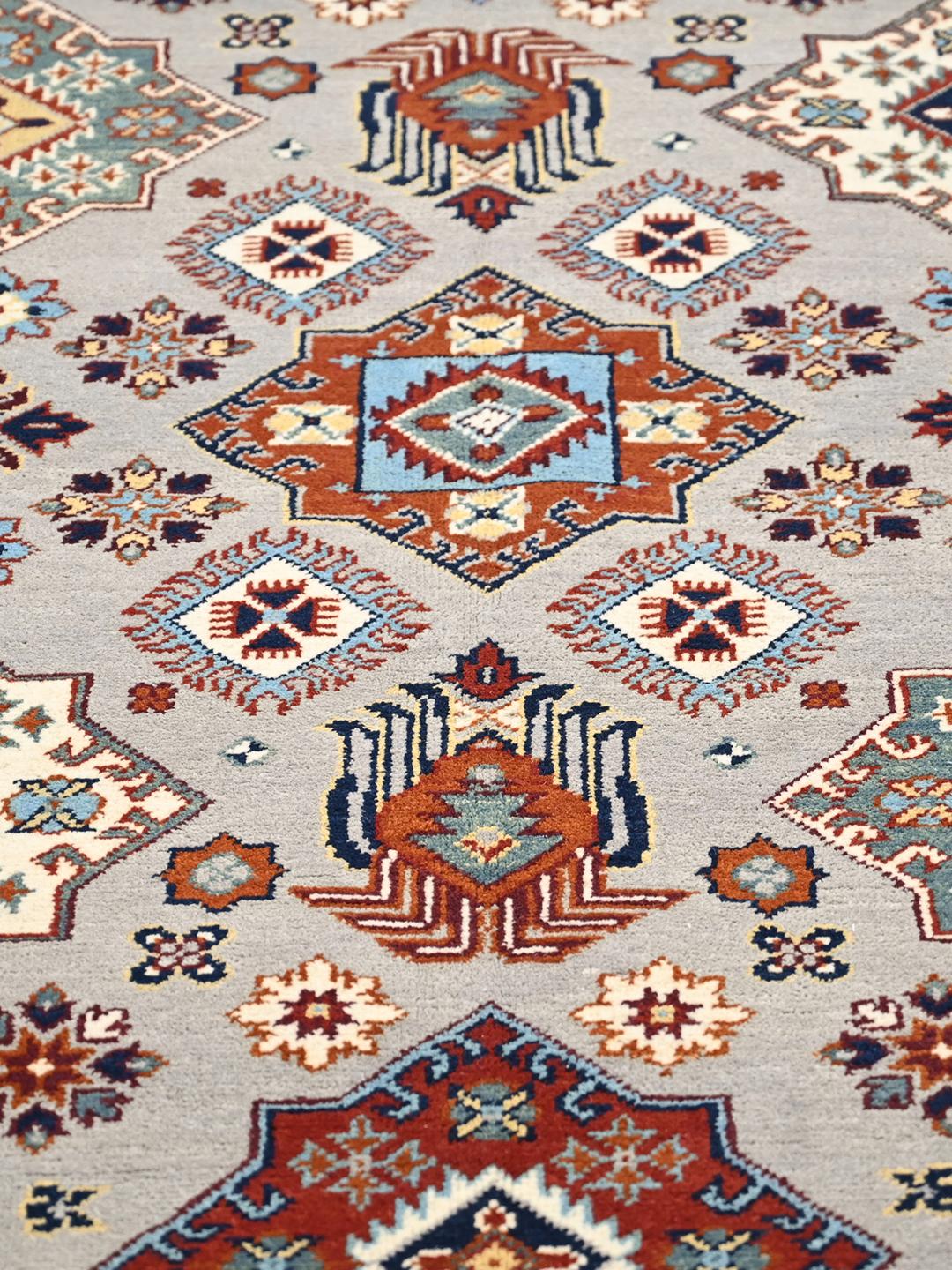 Handgeknüpfter Kazak Teppich in Grau und Mehrfarbig mit Stammesmotiven