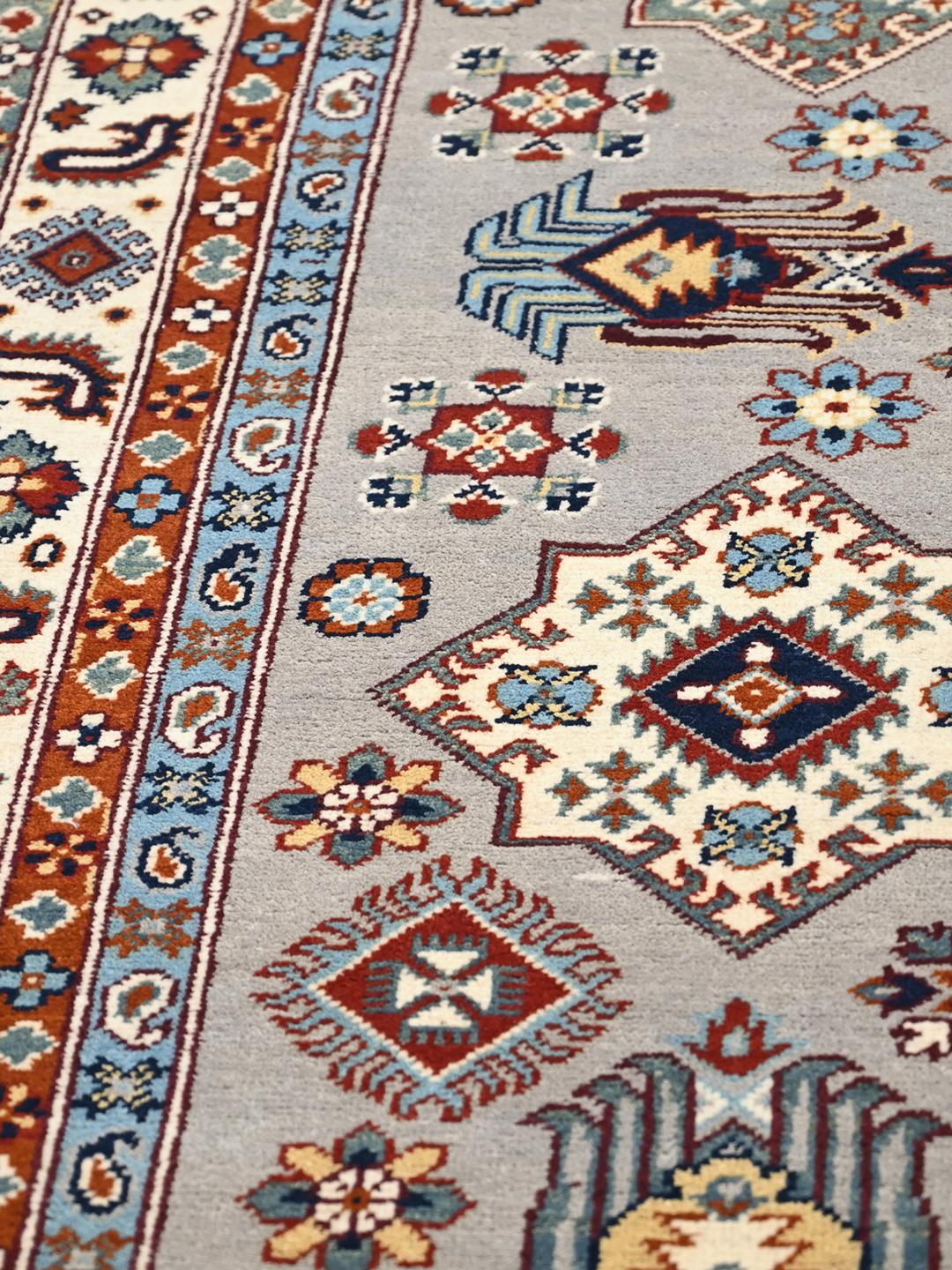 Handgeknüpfter Kazak Teppich in Grau und Mehrfarbig mit Stammesmotiven