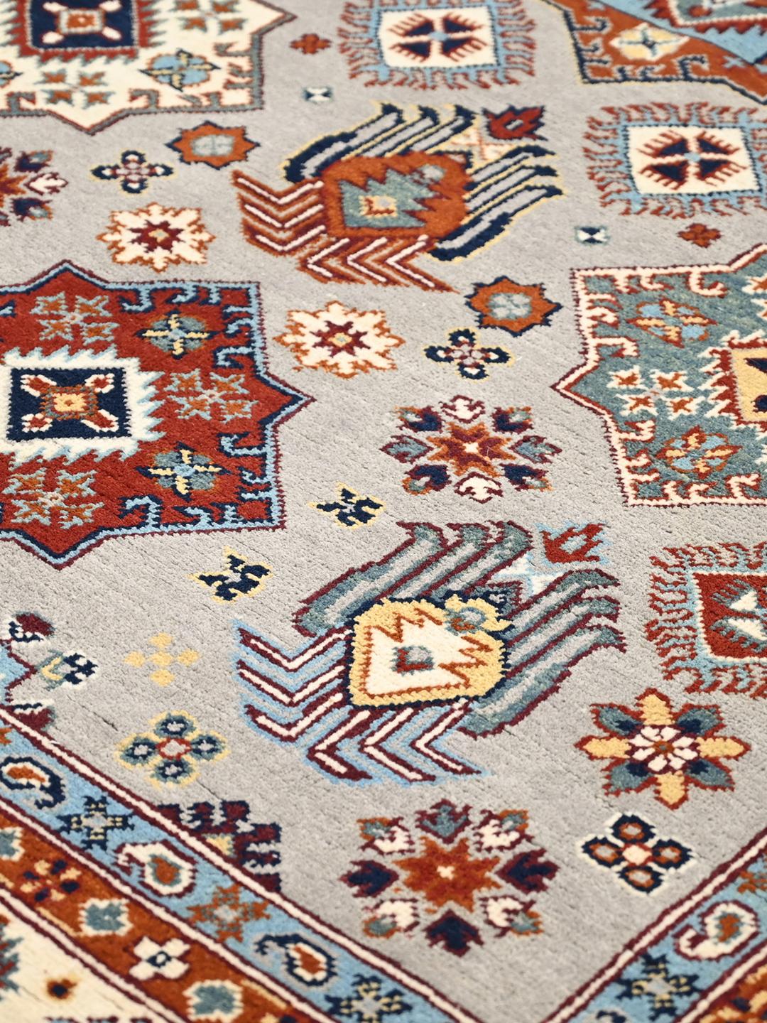 Handgeknüpfter Kazak Teppich in Grau und Mehrfarbig mit Stammesmotiven