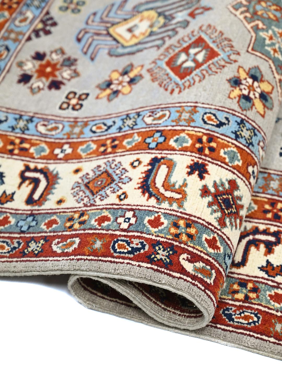 Handgeknüpfter Kazak Teppich in Grau und Mehrfarbig mit Stammesmotiven