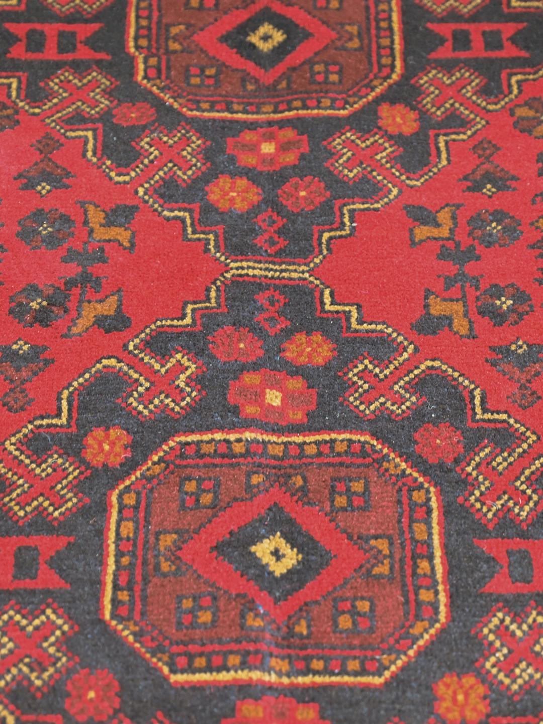 Tapis Afghan Khal Mohammadi noué à la main en rouge foncé et gris foncé