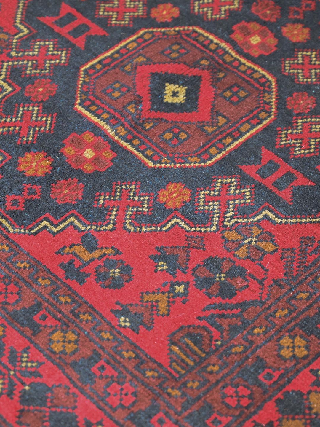 Tapis Afghan Khal Mohammadi noué à la main en rouge foncé et gris foncé