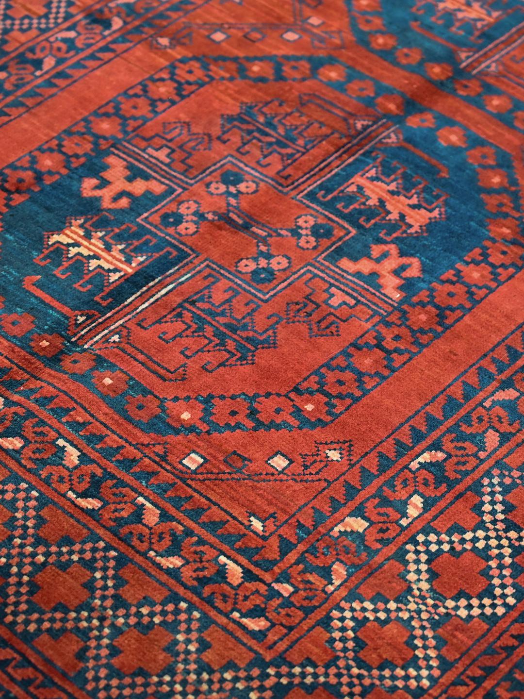 Tapis Afghan Khal Mohammadi noué à la main en rouge foncé et bleu foncé