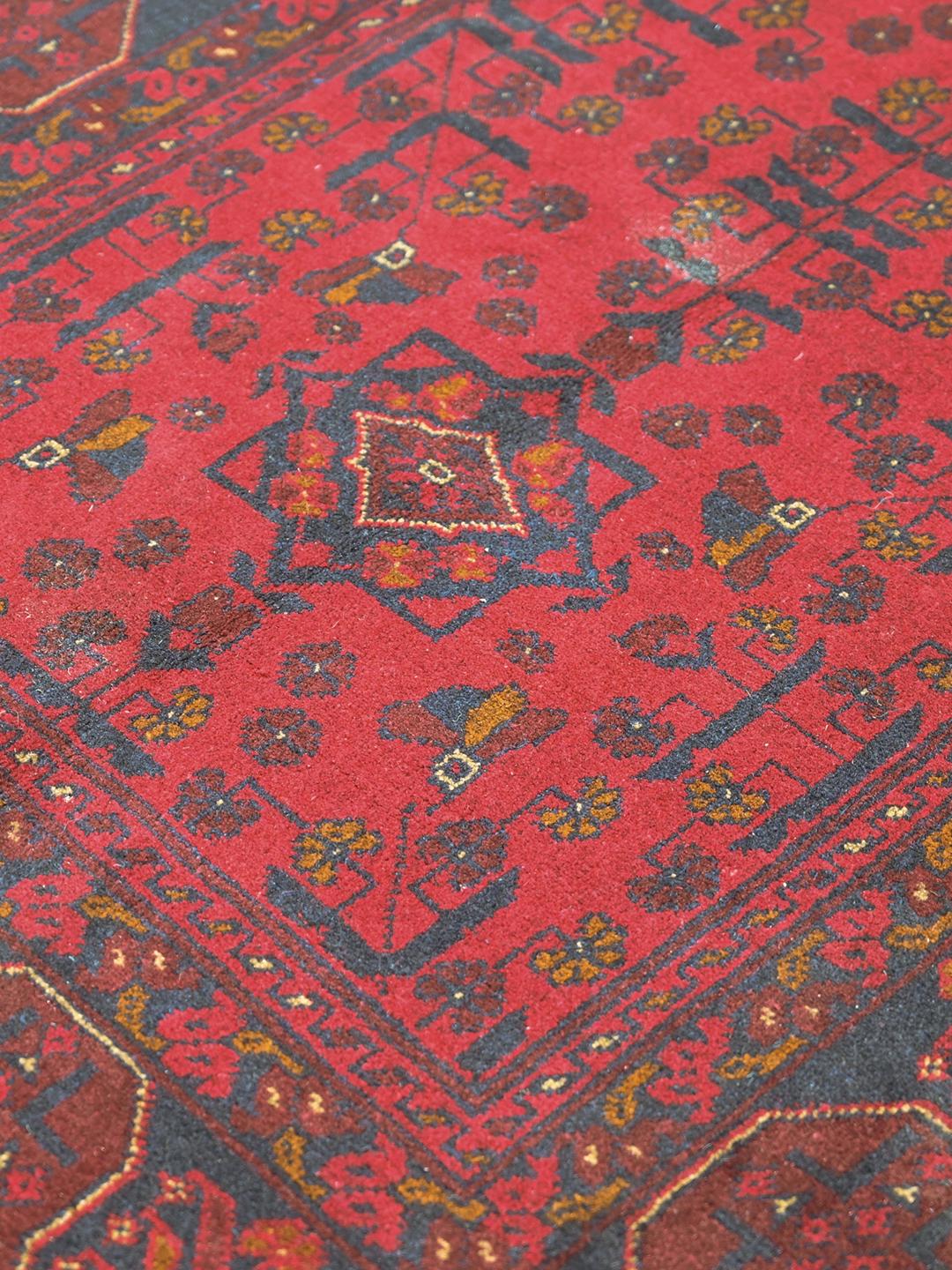 Handgeknoopt Afghaans Khal Mohammadi wollen kleed in rood en donkerblauw