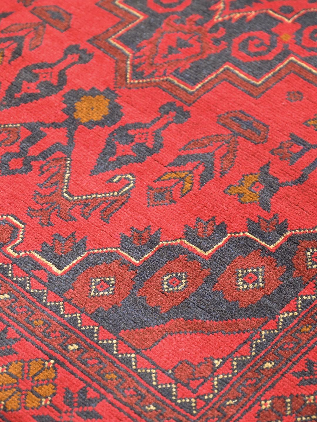 Handgeknoopt rood Afghaans Khal Mohammadi-kleed met donkergrijze tribale patronen
