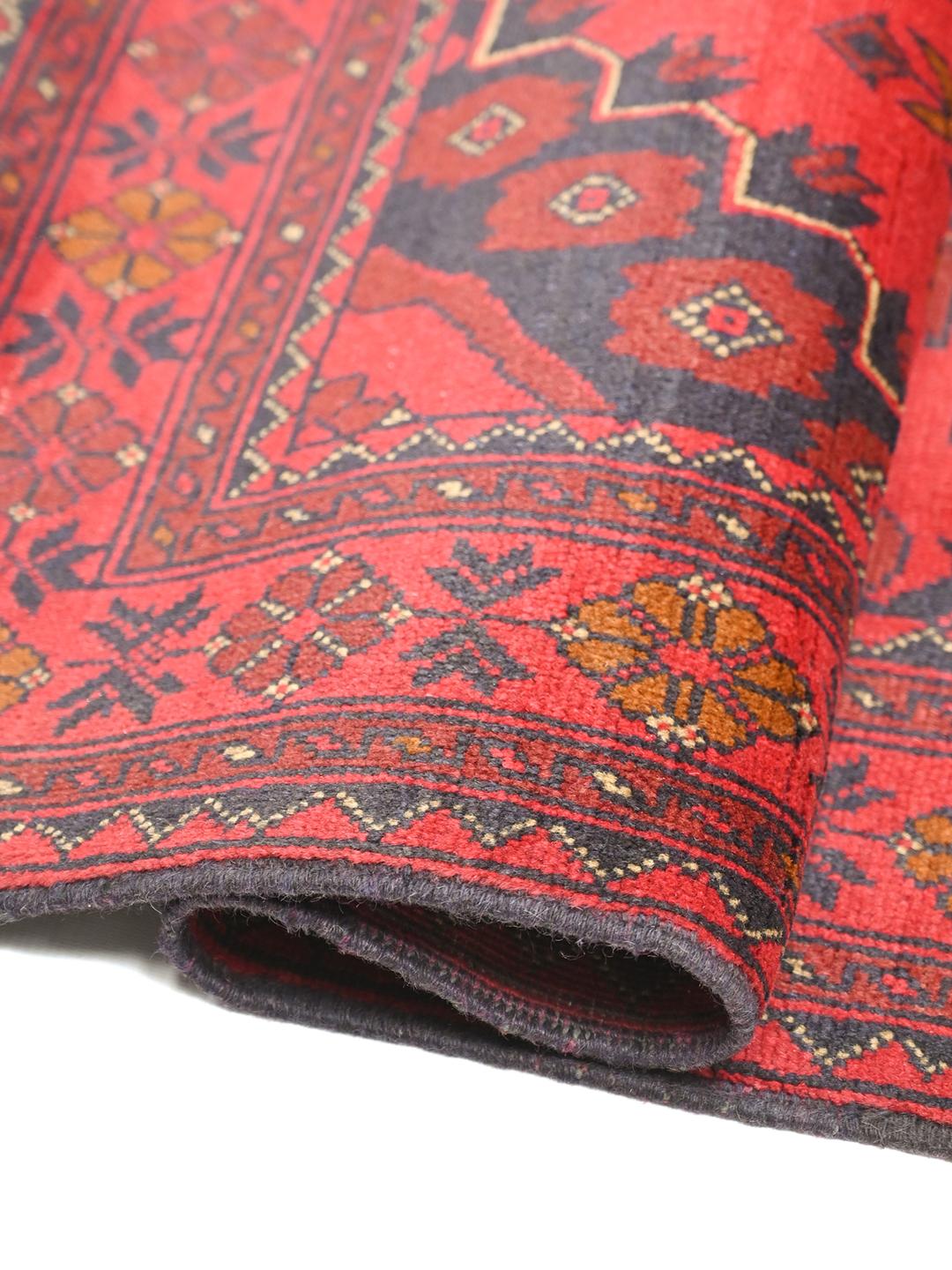 Handgeknoopt rood Afghaans Khal Mohammadi-kleed met donkergrijze tribale patronen