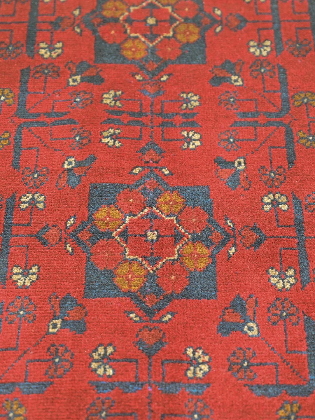 Tapis en laine rouge et bleu foncé noué à la main provenant d'Afghanistan